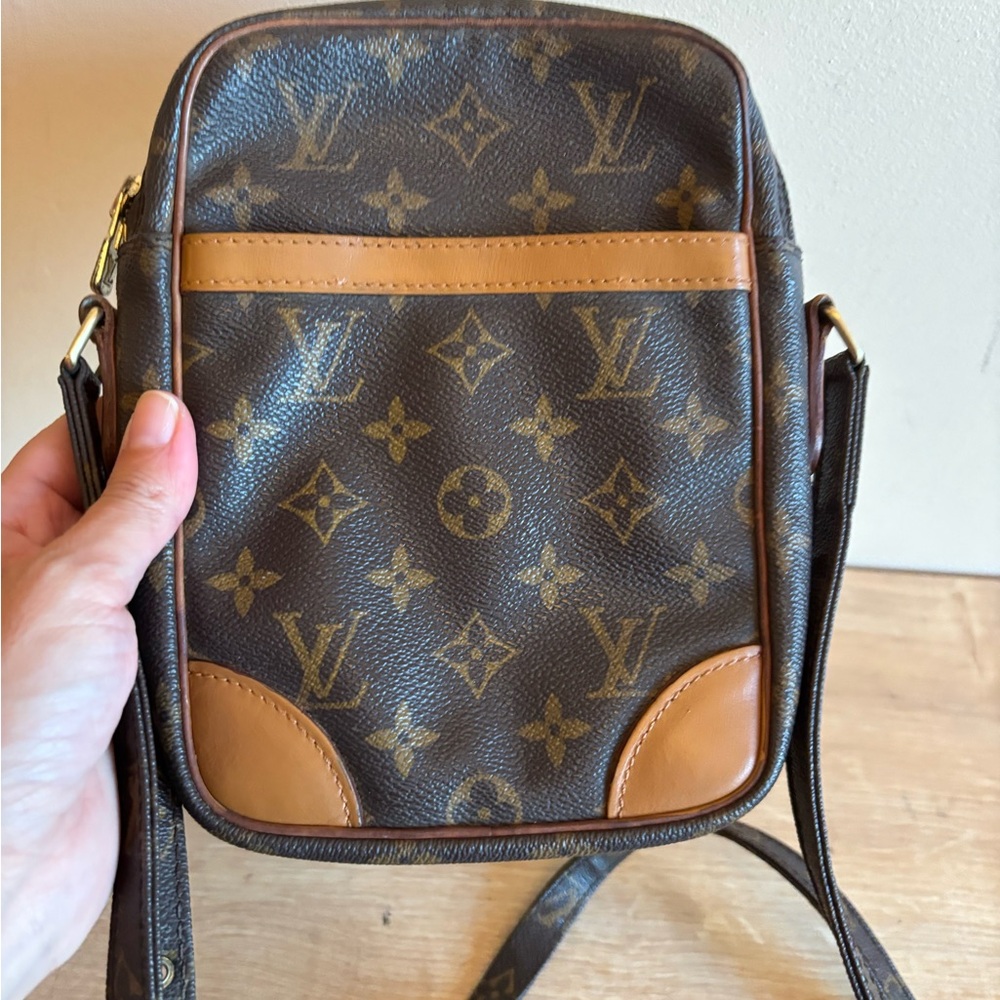 Authentic Louis Vuitton monogram crossbody bag - Picture 2 of 9